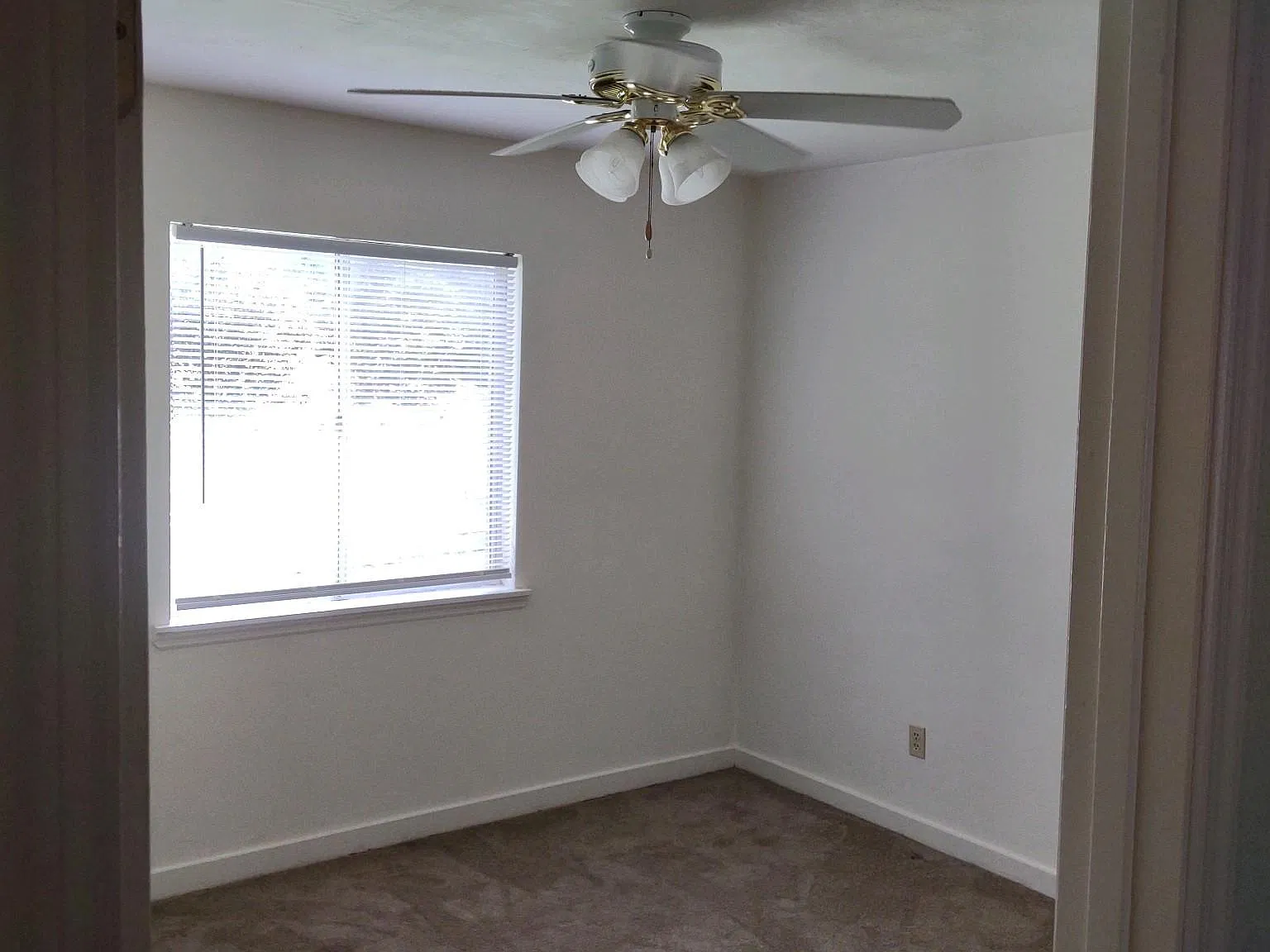 2172 Claremont Ln — Photo 3