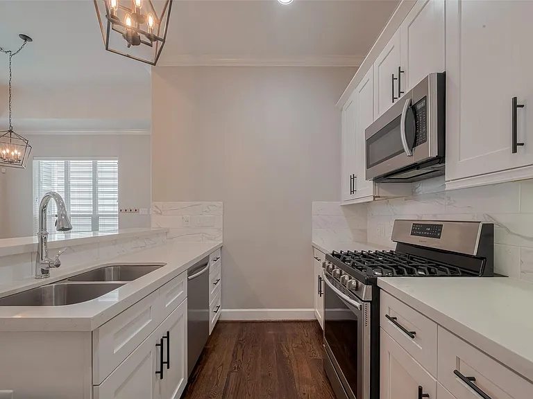 854 W 20th St — Photo 14