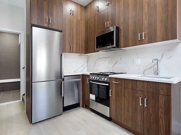 4th image of 103 W 72nd St #Penthouse A