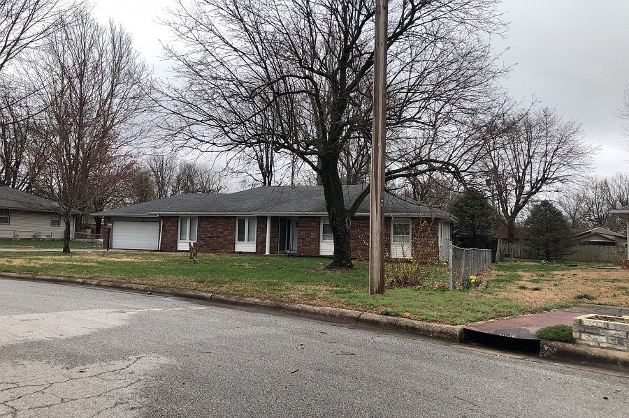 2nd image of 424 S Hemlock Ave