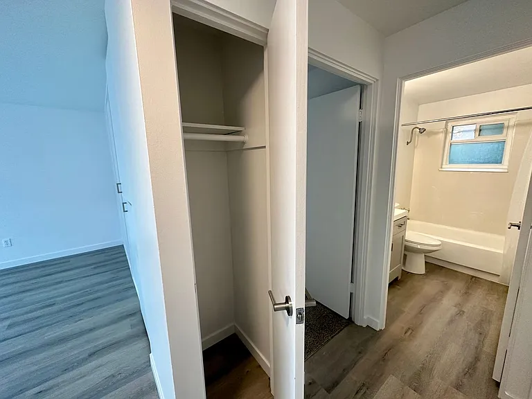 501 Malden Ave E — Photo 16
