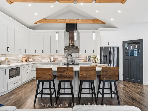 1056 Xavier St, Gravenhurst, ON P0E 1G0