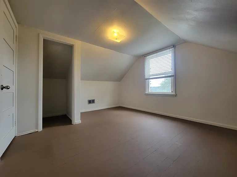 1212 Evans Ave W — Photo 23