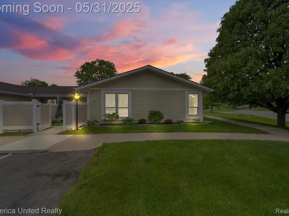 39725 Village Wood Ln #39, Novi, MI 48375