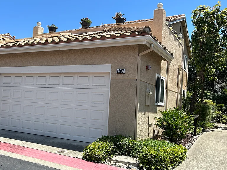 1207 Manzanita Way — Photo 2