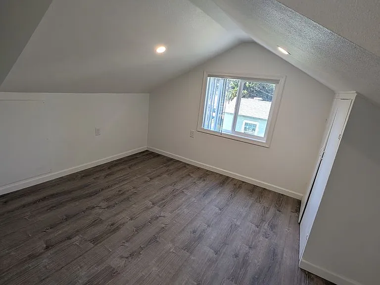 1420 Summers Ln — Photo 4