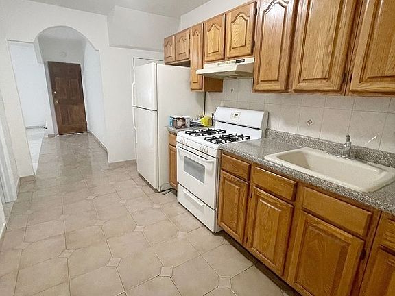 4th image of 3237 32nd St