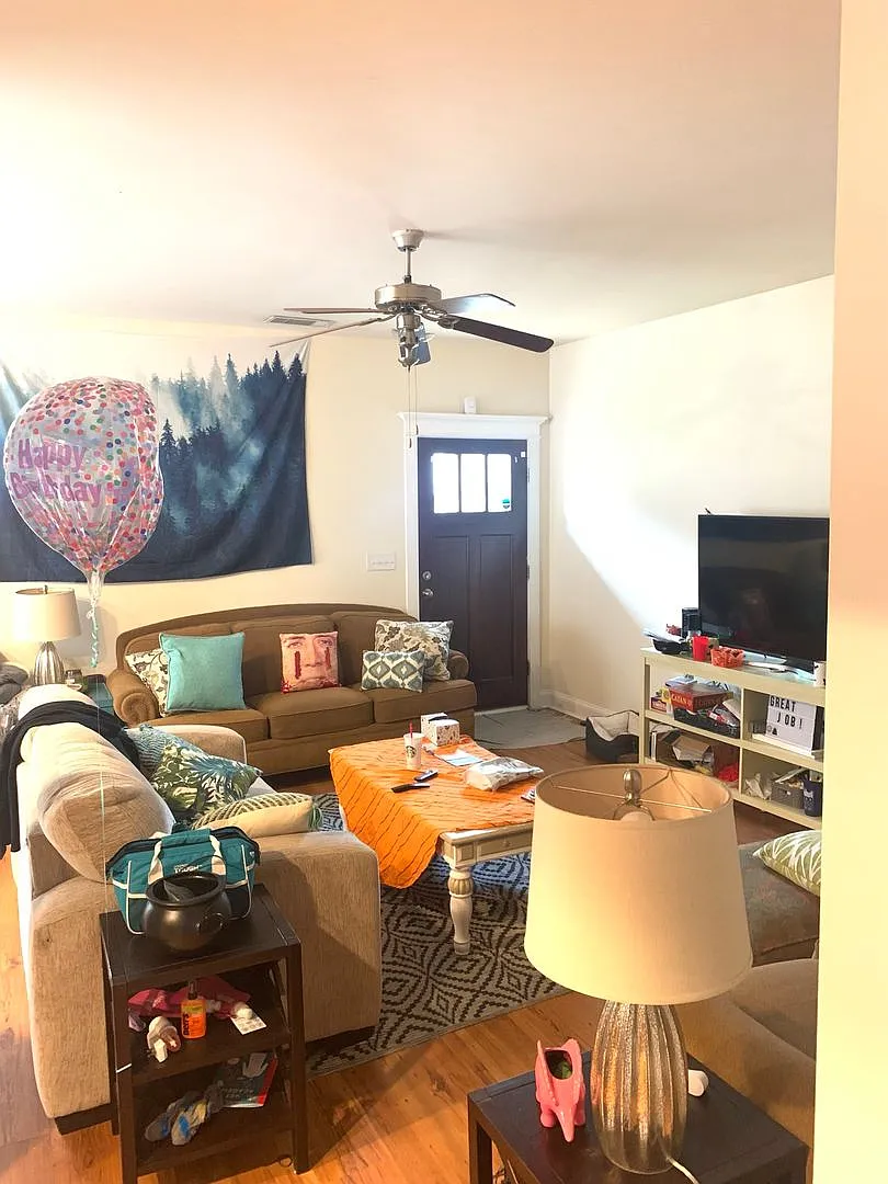 Five Bedroom Near Downtown Available for Pre-Lease! — Photo 4