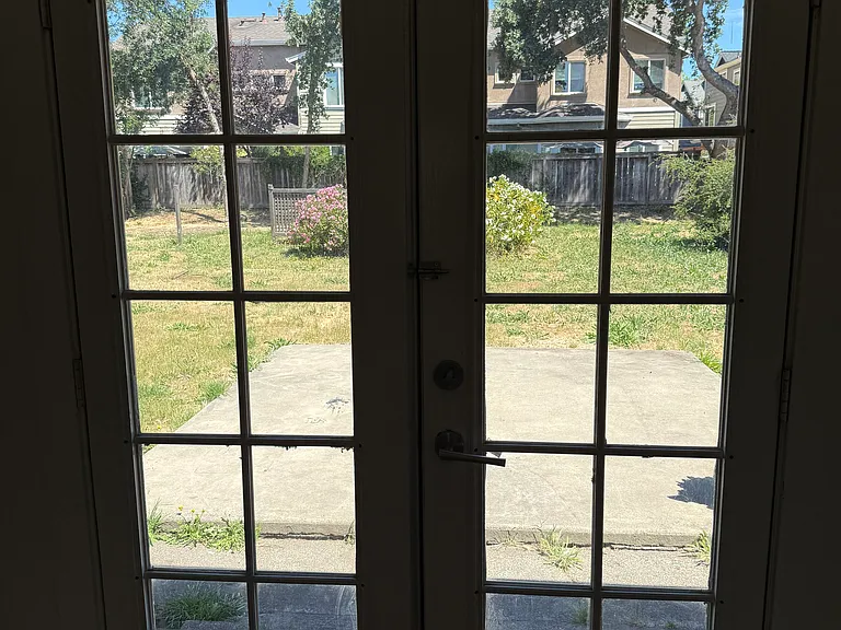 889 Jennings Ave — Photo 7