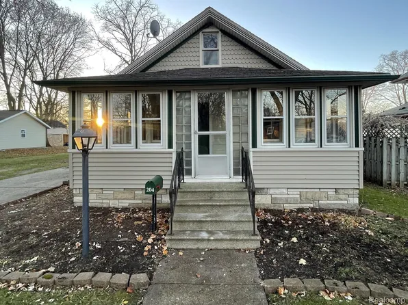 204 Cogshall St, Holly, MI 48442