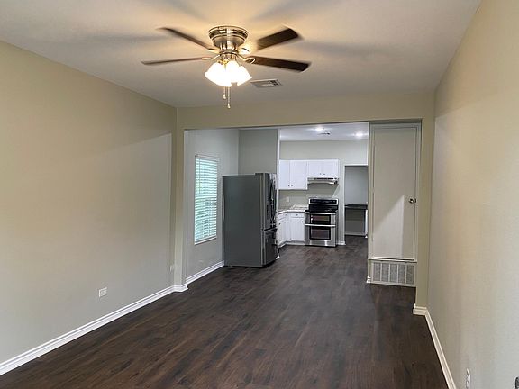 4th image of 419 E Avenue M