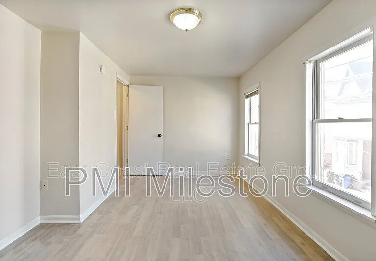 118 S Locust St — Photo 4