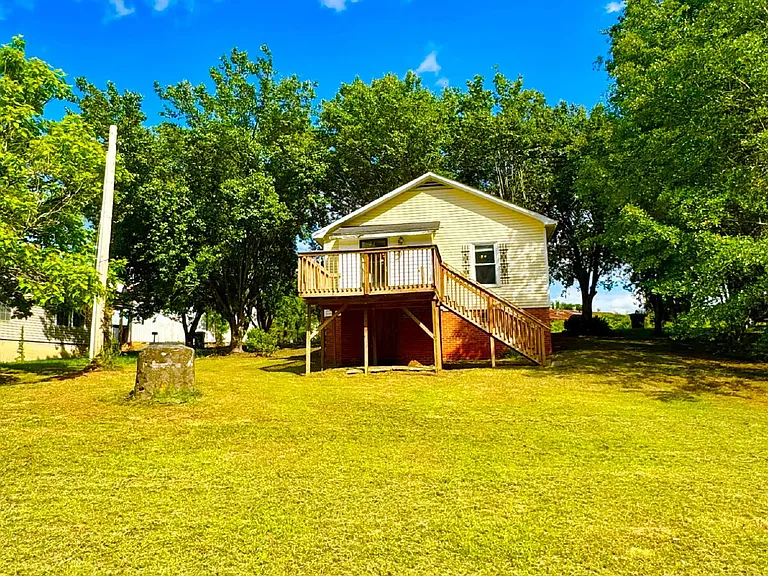 311 Lakeside Dr — Photo 12