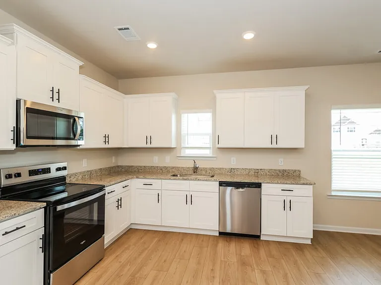 636 Mackenzie Cv — Photo 6