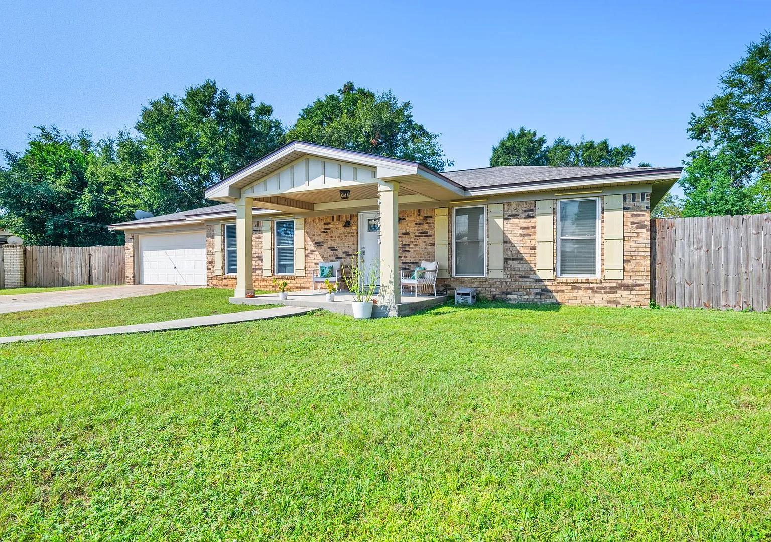 Stunning, modern home! Sun room + Huge Fenced Backyard! — Photo 1