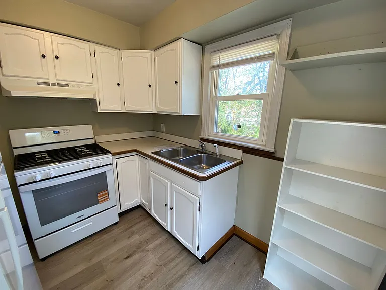927 Davies Ave — Photo 8