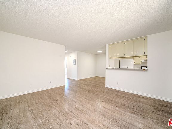 4th image of 313 N Alexandria Ave