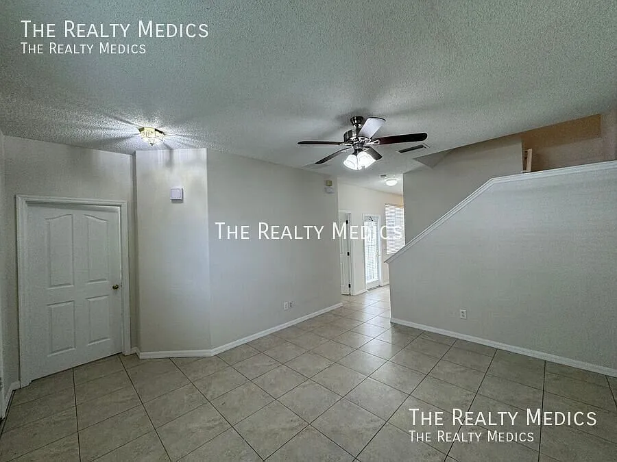 Upgraded Avalon Park 3 Bed/2.5 Bath Townhome! — Photo 4