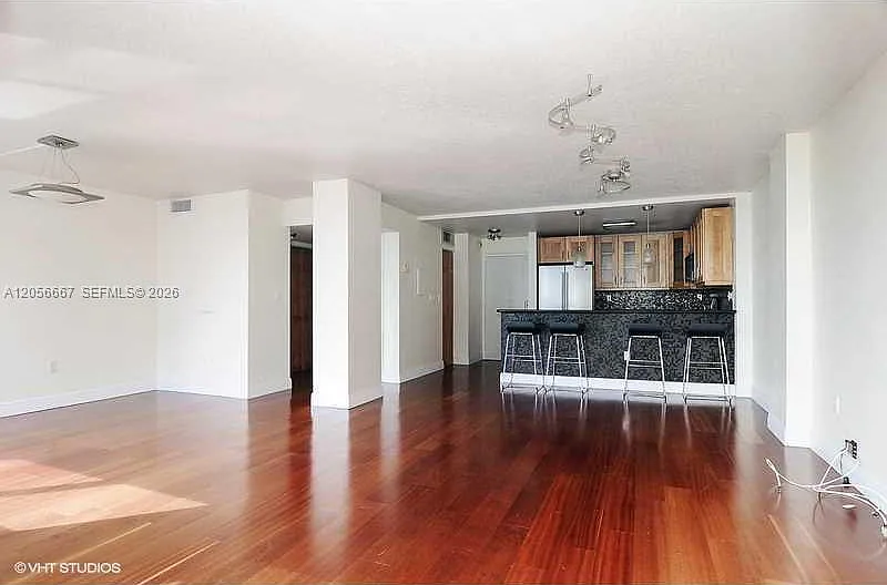 Charter Club Condo — Photo 2