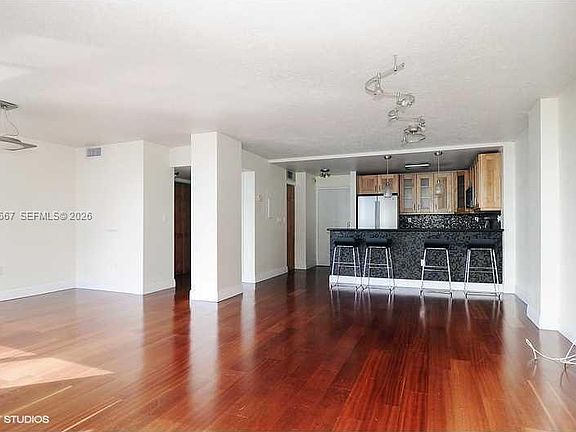 2nd image of 600 NE 36th St APT 1817