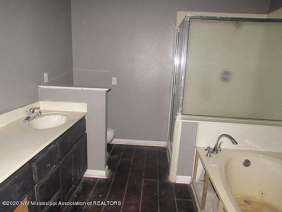 5th image of 536 Thunderbird Dr N