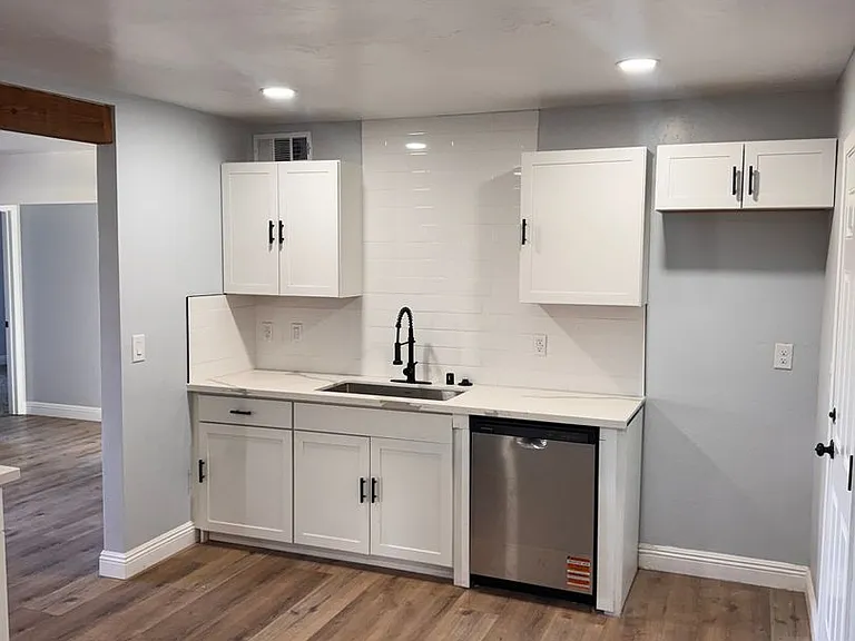 2719 E Norwich Ave — Photo 9