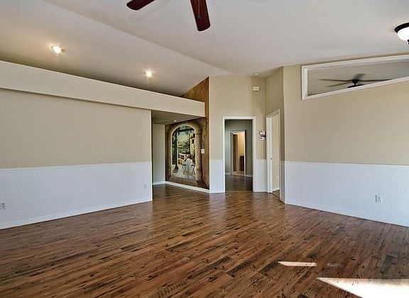 3rd image of 630 Everglades Blvd S