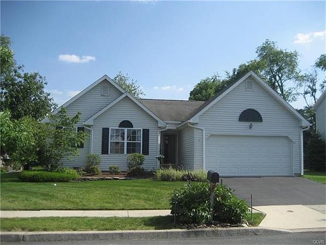 1st image of 235 Vista Dr