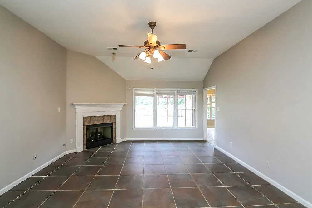 3 bed, 2.0 bath, 1972 sqft, $1,960 — Photo 4
