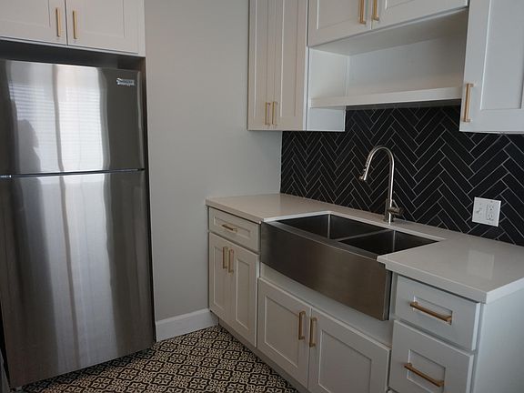 3rd image of 11437 Oxnard St #7