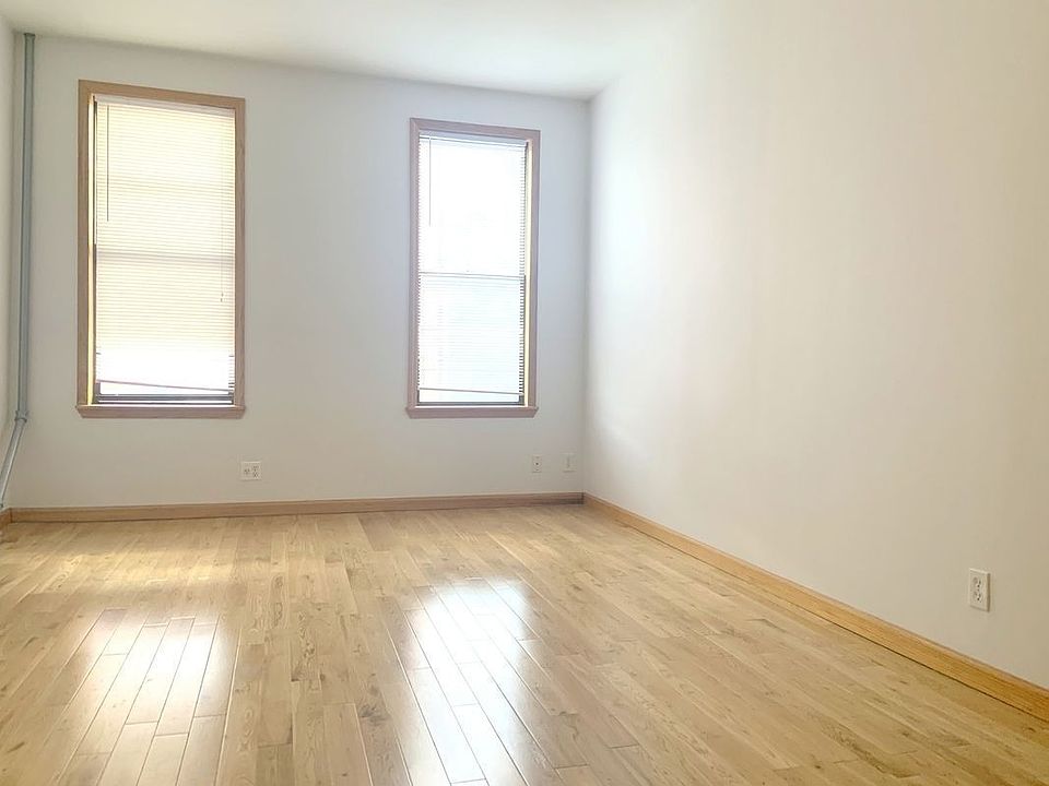 2nd image of 156 Calyer St #2LEFT