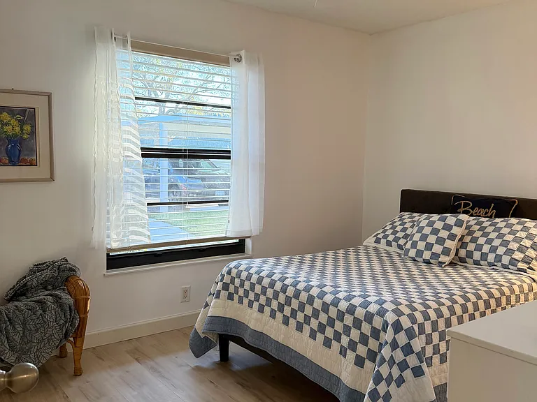 Guest bedroom w/ walk-in closet
