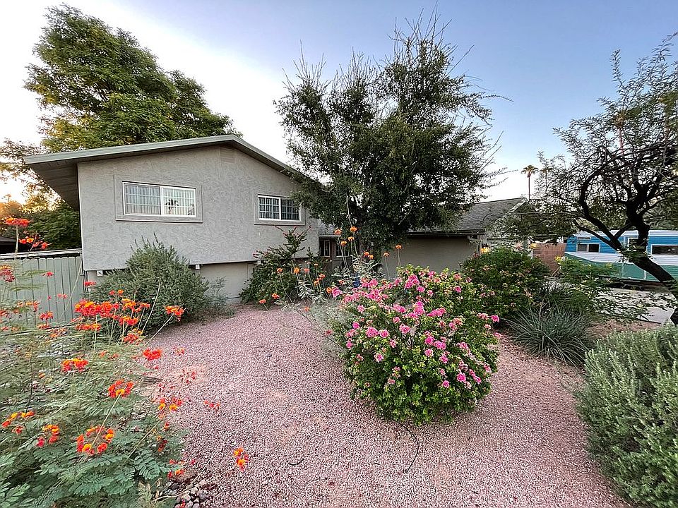 Front yard w/RV parking