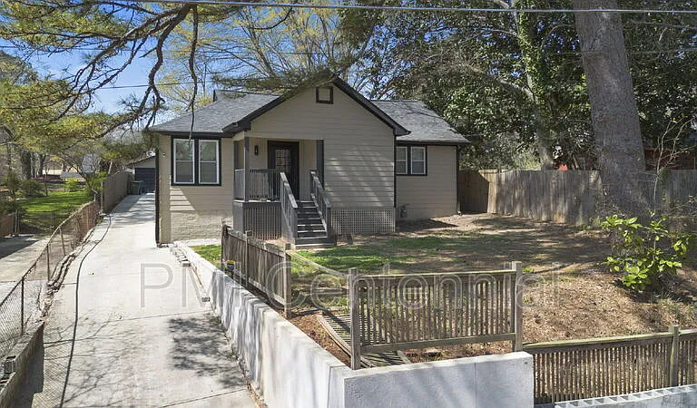 562 Gary Rd NW — Photo 4
