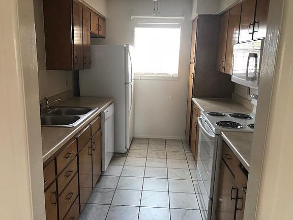 4th image of 1300 Tanglewood Ln