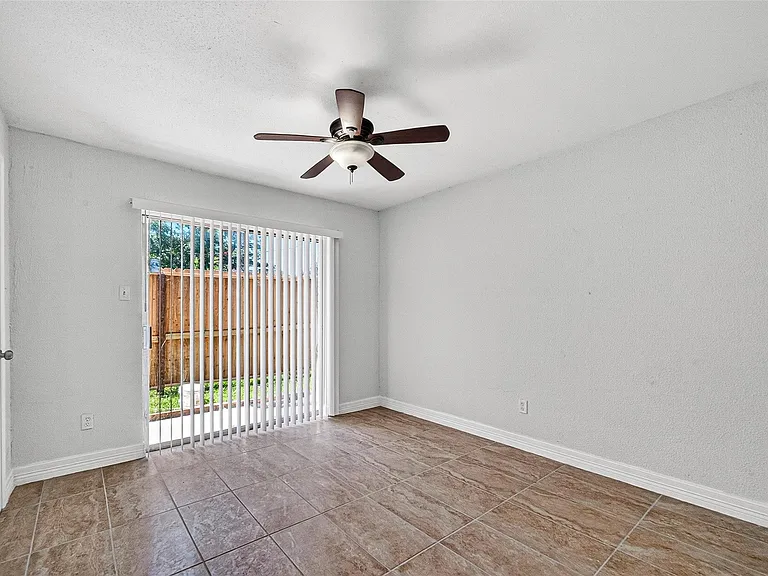 2223 Courtney Ct — Photo 25