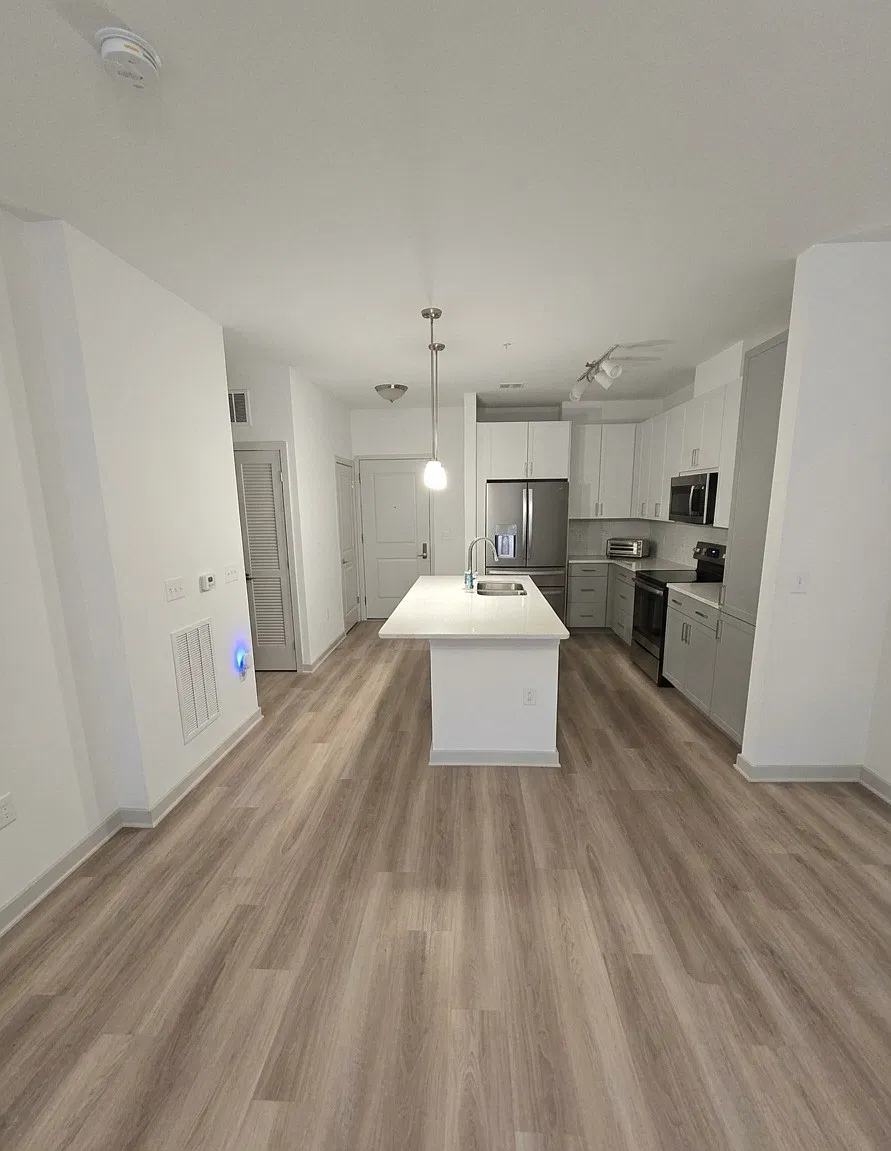 1 bed, 744 sqft, $2,300 — Photo 3