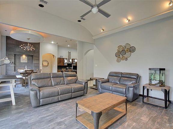 4th image of 1903 Primrose Dr