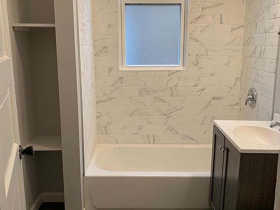 4th image of 3242 N Hamlin Ave #3