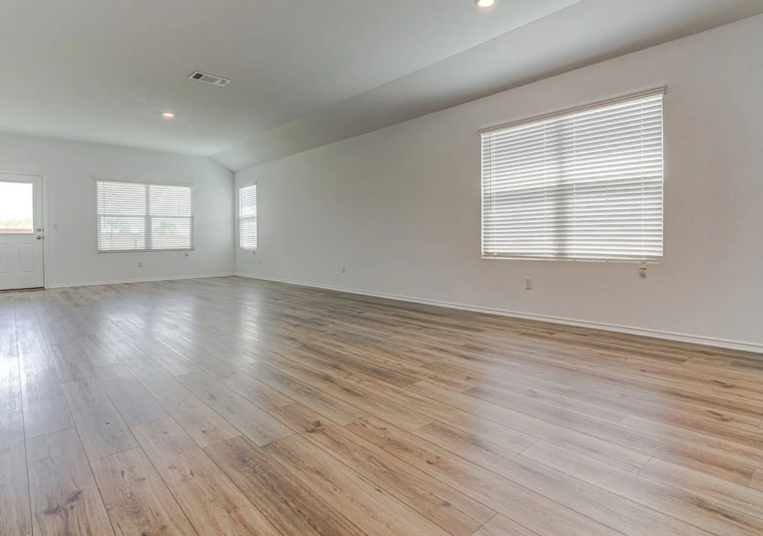 **Two weeks free rent** Stunning 4-Bedroom Home in Plum Creek with Modern Upgrades & Prime Location — Photo 3