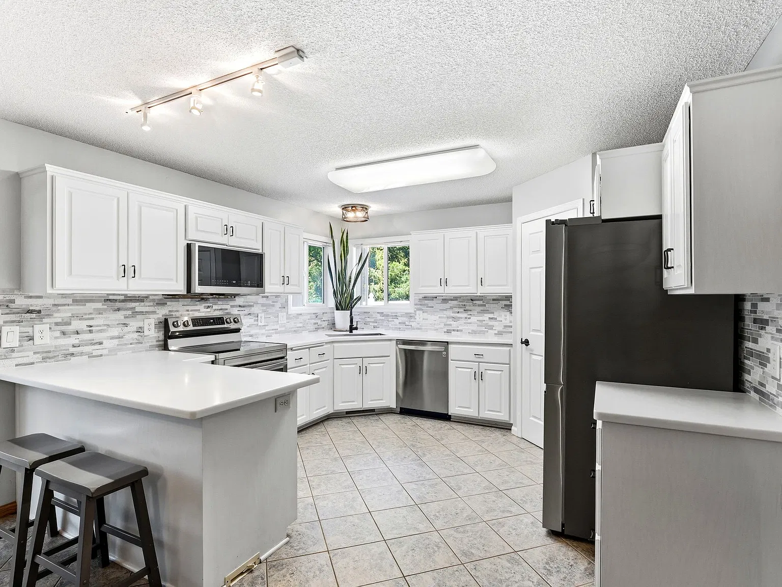 4 bed, 2721 sqft, $3,500 — Photo 4