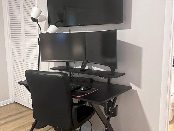 Main Bedroom - Professional Workstation