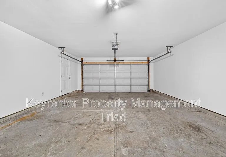 1153 Hawick Dr — Photo 11
