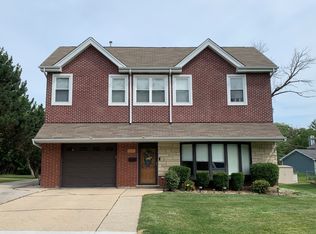 3814 Rugen Rd, Glenview, IL 60025