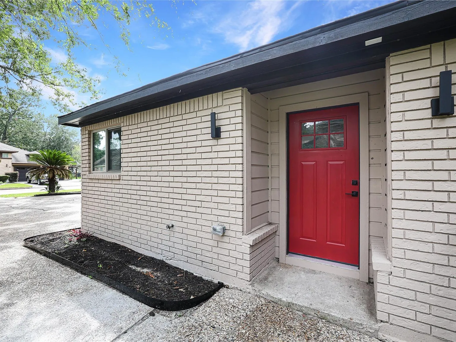 2 bed, 2.0 bath, 1814 sqft, $2,295 — Photo 2