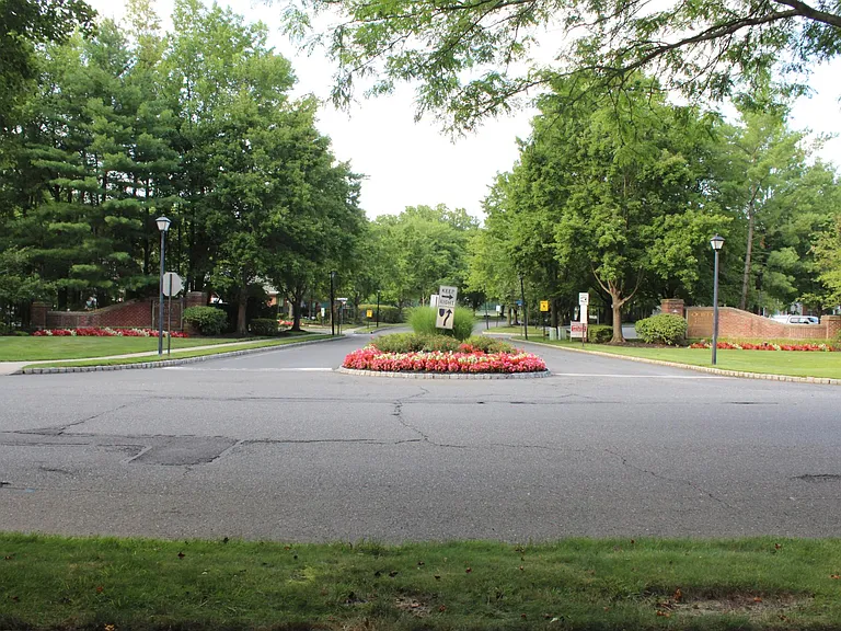 46 Versailles Ct — Photo 2