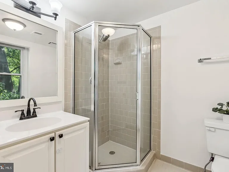 695 W Glebe Rd — Photo 18