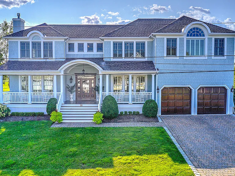 30 Columbus Dr — Photo 3