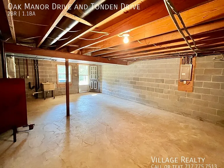 Oak Manor Dr — Photo 3
