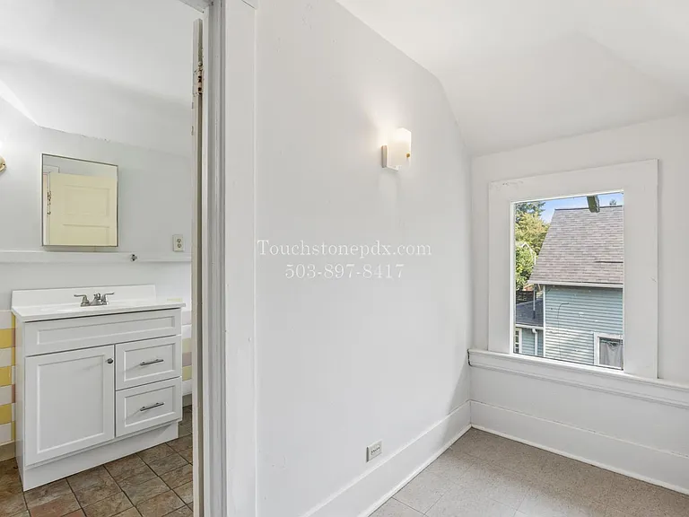 4315-4317 N Gantenbein Ave — Photo 31